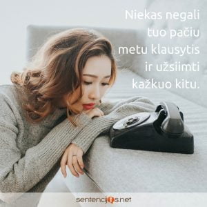 mergina laukianti skambucio