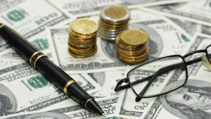 pinigai-rasiklis-akiniai