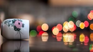 puodelis-salia-spalvu